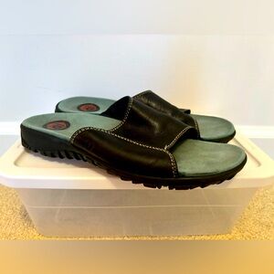 GUC black leather Dunham slides - 10